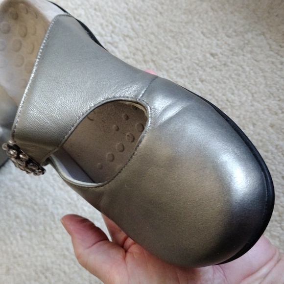 Vionic pewter gray leather Velcro strap mules. Lovely. Size 8 - Picture 5 of 13